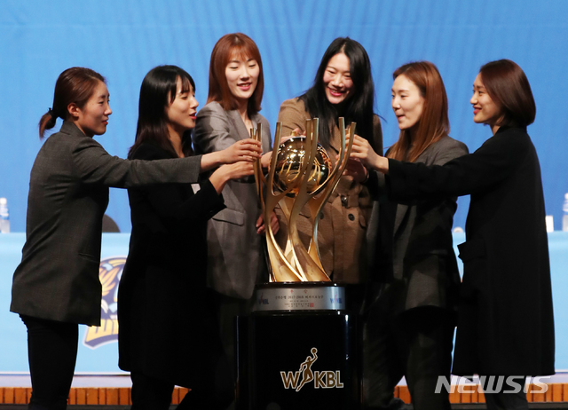 【서울=뉴시스】박주성 기자 = 29일 오전 서울 여의도 63컨벤션센터 그랜드볼룸에서 열린 우리은행 2018~2019 여자프로농구 타이틀스폰서 조인식 및 미디어데이에서 6개구단 선수들이 포즈를 취하고 있다.&nbsp; 사진 왼쪽부터 OK저축은행 노현지, 신한은행 김단비, 우리은행 박혜진, KB국민은행 강아정, 삼성생명 배혜윤, KEB하나은행 강이슬. 2018.10.29.&nbsp; park7691@newsis.com