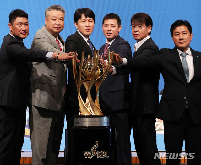 【서울=뉴시스】박주성 기자 = 29일 오전 서울 여의도 63컨벤션센터 그랜드볼룸에서 열린 우리은행 2018~2019 여자프로농구 타이틀스폰서 조인식 및 미디어데이에서 6개구단 감독들이 포즈를 취하고 있다. 사진 왼쪽부터 KB국민은행 안덕수 감독, 삼성생명 임근배 감독, 우리은행 위성우 감독, 신한은행 신기성 감독, OK저축은행 정상일 감독, KEB하나은행 이환우 감독. 2018.10.29. park7691@newsis.com