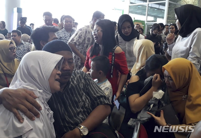 【팡칼피낭(수마트라)=AP/뉴시스】29일 인도네시아 라이온에어 여객기가 자카르타 인근 해상에 추락했다. 이 소식에 충격에 빠진 탑승객 가족들이 여객기가 도착할 예정이던 수마트라주 팡칼피낭 데파티 아미르 공항에 모여 있다. 2018.10.29.