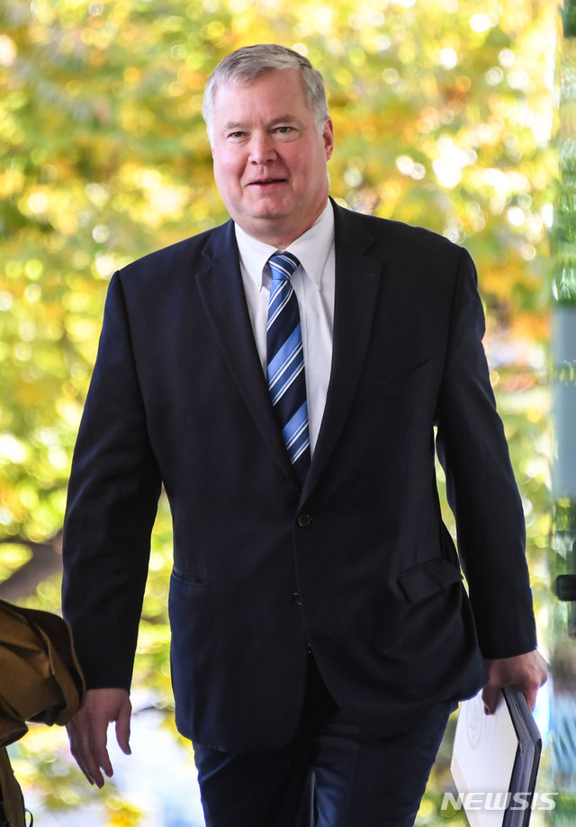 【서울=뉴시스】김선웅 기자 = 한미 간 대북 공조 방안 조율을 위해 방한한 스티븐 비건 미국 국무부 대북특별대표가 강경화 외교부 장관 및 이도훈 한반도평화교섭본부장을 만나기 위해 29일 오전 서울 종로구 외교부를 방문하고 있다. 2018.10.29. photo@newsis.com