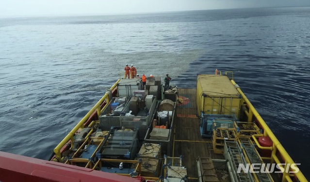 【AP/뉴시스】인도네시아 재난대응국(BNPB) 요원들이 29일 추락한 라이온에어 잔해를 찾고 있다. 사진은 BNPB가 제공한 것이다. 2018.10.29