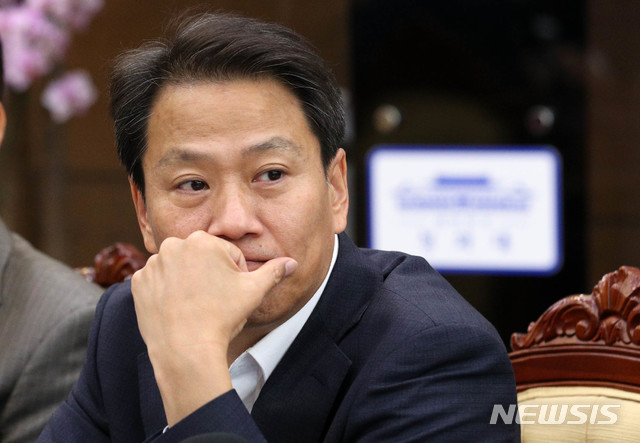 【서울=뉴시스】박진희 기자 = 임종석 대통령 비서실장이 29일 오후 청와대 여민관에서 열린 수석·보좌관 회의에 참석하고 있다. 2018.10.29.&nbsp; pak7130@newsis.com 