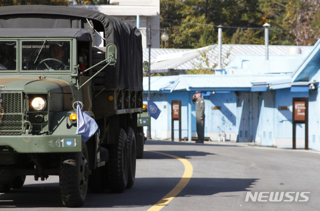 【서울=뉴시스】 유엔군사령부는 대한민국 국방부와 긴밀히 협조해 남북 군사합의서 일환으로 판문점, 공동경비구역의 현재까지의 비무장화 작업의 검증을 완료했다고 29일 밝혔다. 사진은 지난 25일 남북 군사합의서의 일환인 공동경비구역(JSA) 비무장화 작업 중, 호송대가 JSA 를 떠날 준비를 하고 있는 모습. 2018.10.29. (사진=유엔군사령부 제공)&nbsp; photo@newsis.com