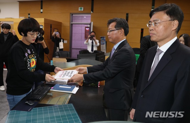 【서울=뉴시스】조성봉 기자 = 29일 오후 서울 종로구 헌법재판소 민원실에서 자유한국당 이양수, 최교일(오른쪽) 의원이 국무회의에서 비준한 '평양공동선언과 남북군사분야합의서'의 효력정지가처분 신청서를 헌재 직원에게 접수하고 있다. 2018.10.29.suncho21@newsis.com