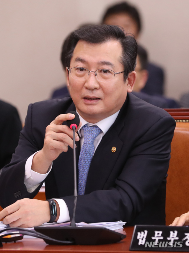 【서울=뉴시스】전진환 기자 = 국회 법제사법위원회 종합감사가 열린 지난해 10월29일 오후 서울 여의도 국회 법사위에서 김헌정 헌재사무처장이 의원들의 질의에 답하고 있다. 2018.10.29. amin2@newsis.com