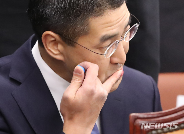 【서울=뉴시스】고승민 기자 = 29일 오전 서울 여의도 국회에서 열린 과학기술정보방송통신위원회의 방송통신위원회, 원자력안전위원회 등 종합감사에서 증인 신분으로 참석한 존 리 구글코리아 대표가 입술에 립글로즈를 바르고 있다. 2018.10.29.kkssmm99@newsis.com