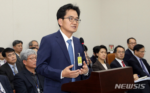 【서울=뉴시스】박영태 기자 = 29일 서울 영등포구 여의도 국회에서 열린 국회 교육위원회의 교육부, 그 소속기관, 공공기관 및 유관기관에 대한 오후 종합 국정감사에서 이덕선 한국유치원총연합회 비대위원장이 의원 질의에 답변하고 있다. 2018.10.29.since1999@newsis.com