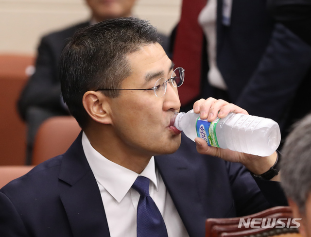【서울=뉴시스】고승민 기자 = 29일 오전 서울 여의도 국회에서 열린 과학기술정보방송통신위원회의 방송통신위원회, 원자력안전위원회 등 종합감사에서 증인 신분으로 참석한 존 리 구글코리아 대표가 물을 마시고 있다. 2018.10.29.kkssmm99@newsis.com