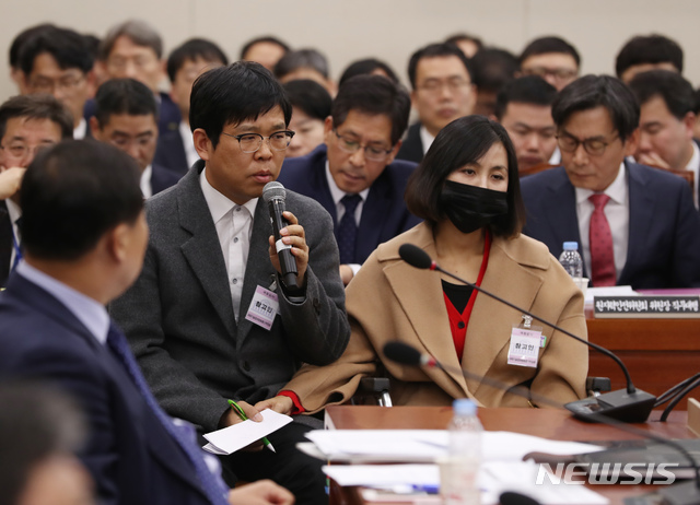 【서울=뉴시스】고승민 기자 = 29일 오후 서울 여의도 국회에서 열린 과학기술정보방송통신위원회의 방송통신위원회, 원자력안전위원회 등 종합감사에서 참고인 신분으로 출석한 라돈침대 피해자가 의원 질의에 답하고 있다. 2018.10.29.kkssmm99@newsis.com