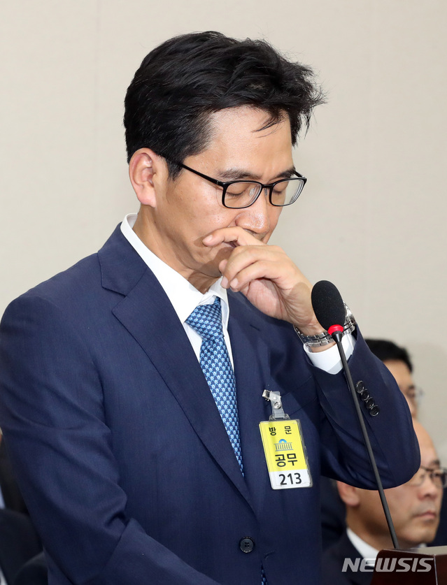 【서울=뉴시스】박영태 기자 = 29일 서울 영등포구 여의도 국회에서 열린 국회 교육위원회의 교육부, 그 소속기관, 공공기관 및 유관기관에 대한 오후 종합 국정감사에서 이덕선 한국유치원총연합회 비대위원장이 의원 질의를 들으며 생각에 잠겨 있다. 2018.10.29.since1999@newsis.com