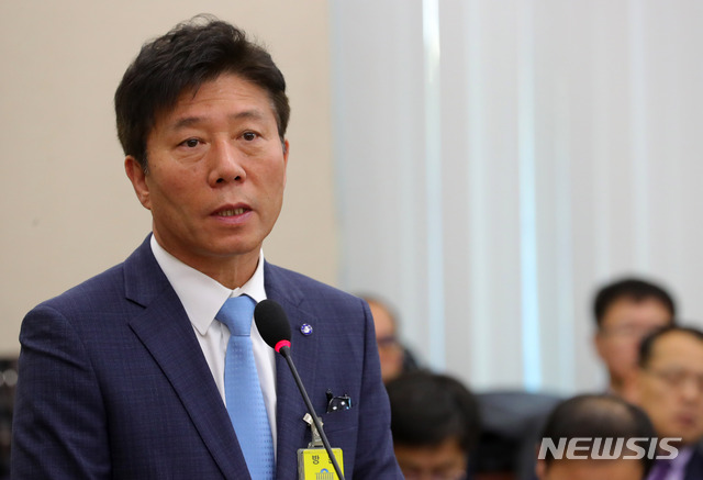 【서울=뉴시스】배훈식 기자 = 29일 오전 서울 여의도 국회에서 열린 행정안전위원회 2018년도 국정감사 종합감사에 참석한 김태호 서울교통공사 사장이 유민봉 자유한국당 의원 질의에 답하고 있다. 2018.10.29. dahora83@newsis.com