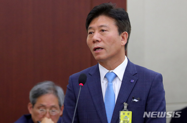 【서울=뉴시스】배훈식 기자 = 29일 오전 서울 여의도 국회에서 열린 행정안전위원회 2018년도 국정감사 종합감사에 참석한 김태호 서울교통공사 사장이 유민봉 자유한국당 의원 질의에 답하고 있다. 2018.10.29.&nbsp; dahora83@newsis.com