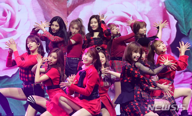 【서울=뉴시스】조수정 기자 = 한일 프로젝트 걸그룹 '아이즈원(IZ*ONE)'이 데뷔앨범 '컬러라이즈(COLOR*IZ)' 발매 기념 기자간담회가 열린 29일 오후 서울 송파구 방이동 올림픽공원에서 타이틀곡 '라비앙 로즈'를 열창하고 있다. 2018.10.29. chocrystal@newsis.com