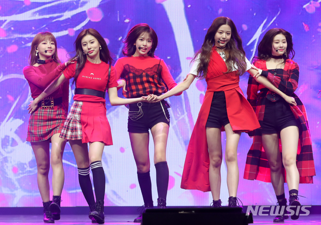 【서울=뉴시스】조수정 기자 = 한일 프로젝트 걸그룹 '아이즈원(IZ*ONE)'이 데뷔앨범 '컬러라이즈(COLOR*IZ)' 발매 기념 기자간담회가 열린 29일 오후 서울 송파구 방이동 올림픽공원에서 타이틀곡 '라비앙 로즈'를 열창하고 있다. 2018.10.29. chocrystal@newsis.com