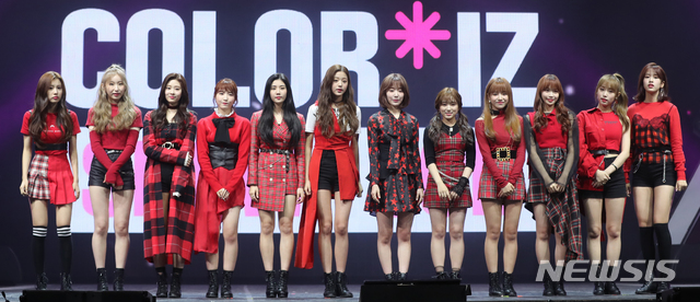 【서울=뉴시스】조수정 기자 = 한일 프로젝트 걸그룹 '아이즈원(IZ*ONE)'이 29일 오후 서울 송파구 방이동 올림픽공원에서 개최한 데뷔앨범 '컬러라이즈(COLOR*IZ)' 발매 기념 기자간담회를 하고 있다. 왼쪽부터 강혜원, 이채연, 김민주, 혼다 히토미, 장원영, 권은비, 미야와키 사쿠라, 야부키 나코, 조유리, 김채원, 최예나, 안유진. 2018.10.29. chocrystal@newsis.com