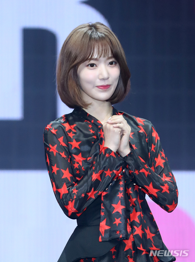 【서울=뉴시스】조수정 기자 = 한일 프로젝트 걸그룹 '아이즈원(IZ*ONE)' 멤버 미야와키 사쿠라이 29일 오후 서울 송파구 방이동 올림픽공원에서 개최한 데뷔앨범 '컬러라이즈(COLOR*IZ)' 발매 기념 기자간담회에서 포즈를 취하고 있다. 2018.10.29. chocrystal@newsis.com