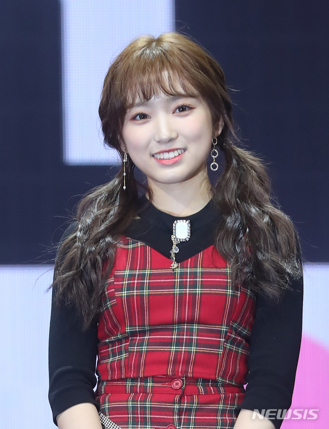 【서울=뉴시스】조수정 기자 = 한일 프로젝트 걸그룹 '아이즈원(IZ*ONE)' 멤버 야부키 나코가 29일 오후 서울 송파구 방이동 올림픽공원에서 개최한 데뷔앨범 '컬러라이즈(COLOR*IZ)' 발매 기념 기자간담회에서 포즈를 취하고 있다. 2018.10.29. chocrystal@newsis.com