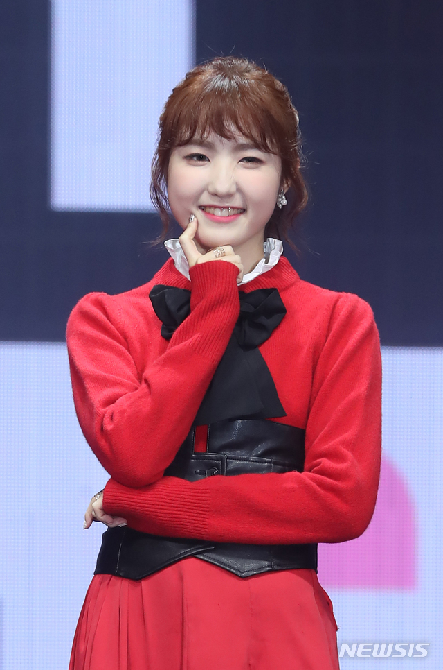 【서울=뉴시스】조수정 기자 = 한일 프로젝트 걸그룹 '아이즈원(IZ*ONE)' 멤버 혼다 히토미가 29일 오후 서울 송파구 방이동 올림픽공원에서 개최한 데뷔앨범 '컬러라이즈(COLOR*IZ)' 발매 기념 기자간담회에서 포즈를 취하고 있다. 2018.10.29. chocrystal@newsis.com