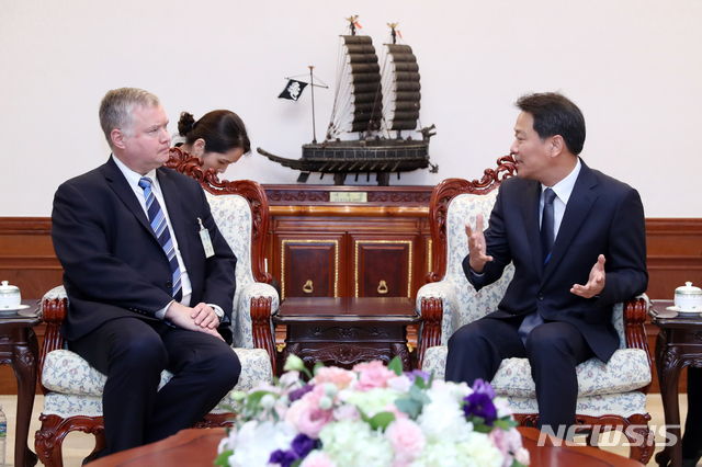 【서울=뉴시스】전신 기자 = 임종석 비서실장이 29일 오후 청와대에서 스티븐 비건 미국 국무부 대북정책 특별대표와 면담하고 있다. 2018.10.29. (사진=청와대 제공) photo@newsis.com
