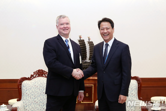 【서울=뉴시스】전신 기자 = 임종석 비서실장이 29일 오후 청와대에서 스티븐 비건 미국 국무부 대북정책 특별대표와 면담에 앞서 악수하고 있다. 2018.10.29. (사진=청와대 제공) photo@newsis.com