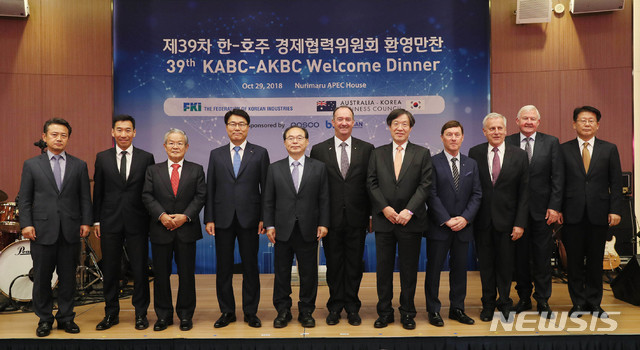 【서울=뉴시스】 추상철 기자 = 29일 부산 누리마루APEC하우스에서 열린 '한-호주 경제협력위원회 환영만찬'에서 참석한 내빈이 기념촬영을 하고 있다.권태신(왼쪽 세번째부터) 전경련 부회장, 최정우 위원장, 오거돈 부산시장, 마크베일 위원장, 권오준 포스코 고문, 존워커 맥쿼리코리아 회장, 빌패터슨 전 주한호주 대사. 2018.10.29. (사진=전경련 제공)photo@newsis.com