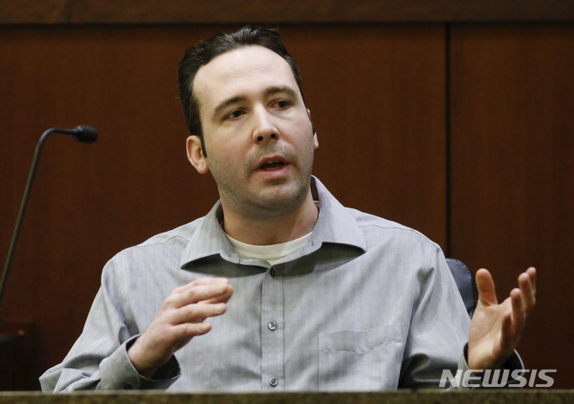 【파고( 미 노스 다코타주) = AP/뉴시스】 올 9월 27일 재판에서 증언하고 있는 임산부 살해 태아 탈취 공범자 윌리엄 호엔(33). 그는 여자친구가 범행하는 것을 돕고 경찰에 거짓말을 한 혐의로 10월 29일 법정 최고형인 종신형을 선고 받았다.