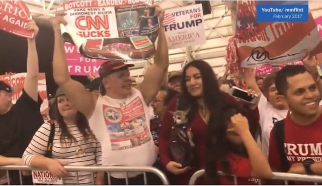 【서울=뉴시스】 미국 민주당계 인사들과 CNN에 폭탄 소포를 보내 체포된 범인 시저 세이약(가운데)이 지난해 2월 도널드 트럼프 미 대통령 지지 유세에 참석해 환호하고 있는 모습. 마이클 무어 감독은 29일(현지시간) 영화 제작과정에서 촬영한 영상에 세이약의 모습이 들어있는 것을 찾아냈다며 공개했다. <사진출처: 유튜브> 2018.10.30 