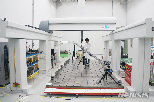 【진주=뉴시스】정경규 기자 = 한국산업기술시험원(KTL)이 이번에 개발한 대형 접촉식 3차원 좌표측정기 대각선방향 교정 장면.