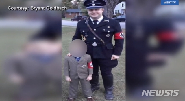 【서울=뉴시스】김난영 기자 = 미 켄터키주 오인즈버러에서 지난 25일(현지시간) 자신의 아들에게 아돌프 히틀러 복장을 입히고 자신은 나치 군복을 입은 채 할로윈 파티에 참가한 남성이 뒤늦게 논란이 됐다. (사진=ABC계열사 WEHT 유튜브 캡쳐) 2018.10.30.