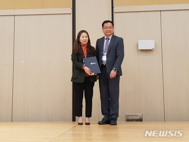 【서울=뉴시스】 국립해양생물자원관 김하련 박사(왼쪽)와 조양기 한국해양학회장(오른쪽)의 시상식 모습.