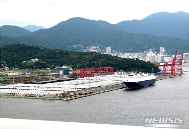 【창원=뉴시스】강경국 기자 = 경남 창원시는 마산항의 항만 물동량 증가와 지역 경제를 활성화하기 위해 하반기 마산항 화물 유치 지원 사업을 실시한다고 30일 밝혔다. 사진은 가포신항 전경. 2018.10.30. (사진=창원시청 제공)photo@newsis.com