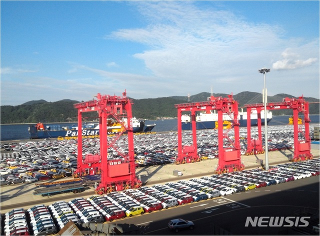 【창원=뉴시스】강경국 기자 = 경남 창원시는 마산항의 항만 물동량 증가와 지역 경제를 활성화하기 위해 하반기 마산항 화물 유치 지원 사업을 실시한다고 30일 밝혔다. 사진은 가포신항 전경. 2018.10.30. (사진=창원시청 제공)photo@newsis.com