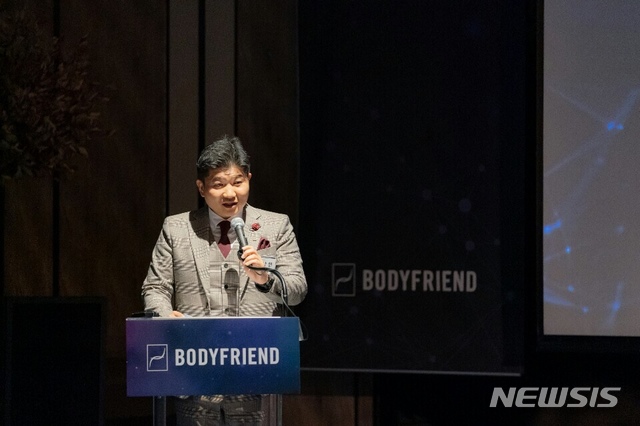 【서울=뉴시스】박상현 바디프랜드 대표이사가 30일 서울 종로 포시즌호텔에서 열린 '바디프랜드 브레인 마사지 발표회'에서 인사말을 하고 있다. 2018.10.30 (자료=바디프랜드 제공) photo@newsis.com