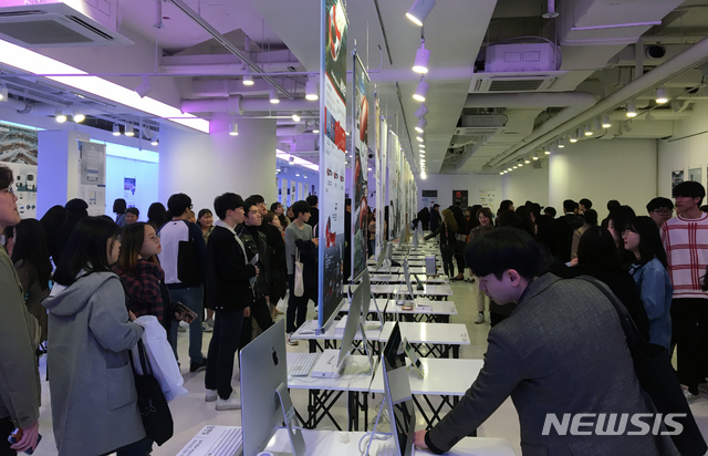 【시흥=뉴시스】 조성필 기자 = 서울 강남 모나코스페이스에서 열린 한국산업기술대학교 디자인학부 졸업작품 전시회장 모습. 2018.10.30 (사진=산기대 제공) photo@newsis.com