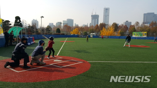 【서울=뉴시스】서울시 가족야구대회 사진. 2018.10.30. (사진=서울시 제공)