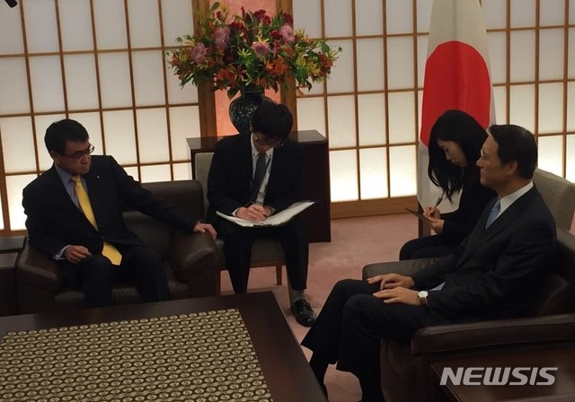 【도쿄=뉴시스】 30일 고노 다로(河野太郞) 일본 외무상이 일본 도쿄에 위치한 외무성에 이수훈 주일 한국 대사를 초치해 이날 우리 대법원이 일제 강점기 강제 징용자들이 일본 기업을 대상으로 제기한 손해배상 청구소송에서 원고 승소 판결을 내린 것과 관련해 항의했다. 20118.10.30.&nbsp; 