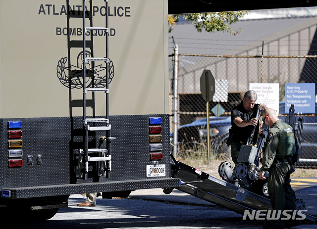 【애틀랜타=AP/뉴시스】도널드 트럼프 미국 대통령을 비판해온 민주당 주요 인사들과 언론사에 폭발물 소포를 배송한 혐의로 구속 중인 용의자 시저 세이약이 100명 이상의 이름이 포함된 타깃 리스트를 가지고 있었다고 NBC가 29일(현지시간) 보도했다. 사진은 조지아 주 애틀랜타에서 29일 폭발물로 의심되는 소포가 든 안전장비를 트럭으로 이동시키고 있는 경찰. 