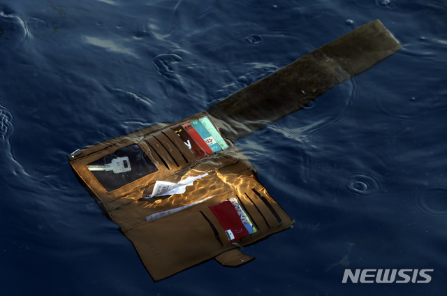 【팡칼피낭=AP/뉴시스】 지난 29일&nbsp; 인도네시아 자바 섬 인근 해상에서 추락한 항공기 탑승자의 소지품으로 추정되는 지갑이 해상에 부유하고 있는 모습. 2018.10.30. 