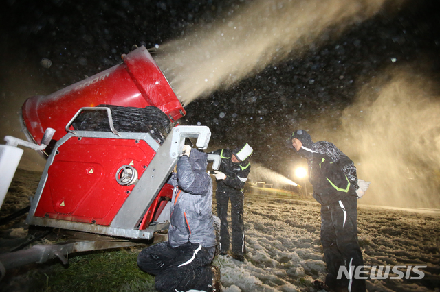 【펑창=뉴시스】김경목 기자 = 30일 새벽 용평리조트 직원들이 강원 평창군 대관령면의 기온이 영하 2도로 떨어지자 제설기 64대를 일제히 가동해 슬로프에 인공 눈을 뿌리고 있다.&nbsp; 이날 제설은 2018~2019 시즌 첫 제설로 지난해보다 1일 빠르다. 2018.10.30.&nbsp; photo31@newsis.com