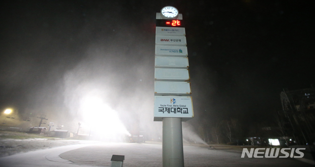 【펑창=뉴시스】김경목 기자 = 30일 새벽 강원 평창군 대관령면의 기온이 영하 2도로 떨어진 가운데 용평리조트 스키장 슬로프에 설치된 제설기 64대가 일제히 가동돼 인공 눈이 만들어지고 있다. 이날 제설은 2018~2019 시즌 첫 제설로 지난해보다 1일 빠르다. 2018.10.30. photo31@newsis.com