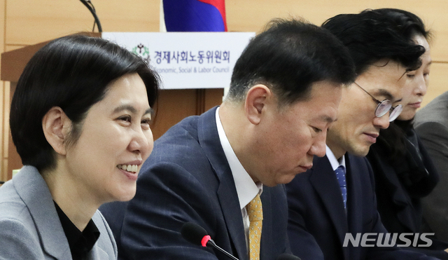 【서울=뉴시스】최진석 기자 = 장지연 국민연금 개혁과 노후 소득보장 특별위원회 위원장이 30일 오전 서울 종로구 경제사회노동위원회 대회의실에서 열린 '제1차 국민연금 개혁과 노후 소득 보장 특별위원회' 회의에서 인사말을 하고 있다. 2018.10.30.myjs@newsis.com