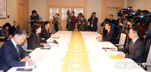 【서울=뉴시스】전진환 기자 = 유치원, 어린이집의 공공성 강화를 위한 관계 장관 간담회가 열린 30일 오전 서울 종로구 정부서울청사에서 유은혜 부총리 겸 교육부장관이 모두발언을 하고 있다. 2018.10.30.&nbsp; amin2@newsis.com 