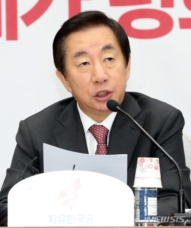 【서울=뉴시스】박영태 기자 = 30일 오전 서울 영등포구 여의도 국회에서 열린 자유한국당 원내대책회의에서 김성태 원내대표가 발언하고 있다. 2018.10.30.since1999@newsis.com