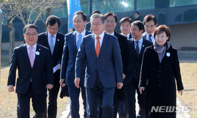 【군산=뉴시스】박진희 기자 = 문재인 대통령이 30일 전북 군산시 유수지 수상태양광부지에서 열린 '새만금 재생에너지 비전 선포식'에 입장하고 있다. 2018.10.30. pak7130@newsis.com