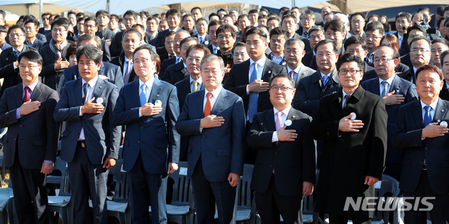 【군산=뉴시스】박진희 기자 = 문재인 대통령이 30일 전북 군산시 유수지 수상태양광부지에서 열린 '새만금 재생에너지 비전 선포식'에서 국기에 경례하고 있다. 2018.10.30. pak7130@newsis.com