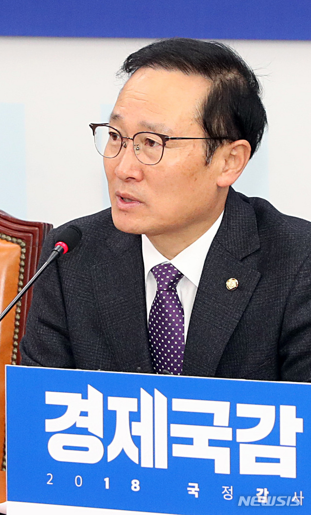 【서울=뉴시스】이종철 기자&nbsp; = 30일 서울 여의도 국회에서 열린 민주당 원내대책회의에서 홍영표 원내대표가 기자간담회를 갖고 있다. 2018.10.30.&nbsp; jc4321@newsis.com