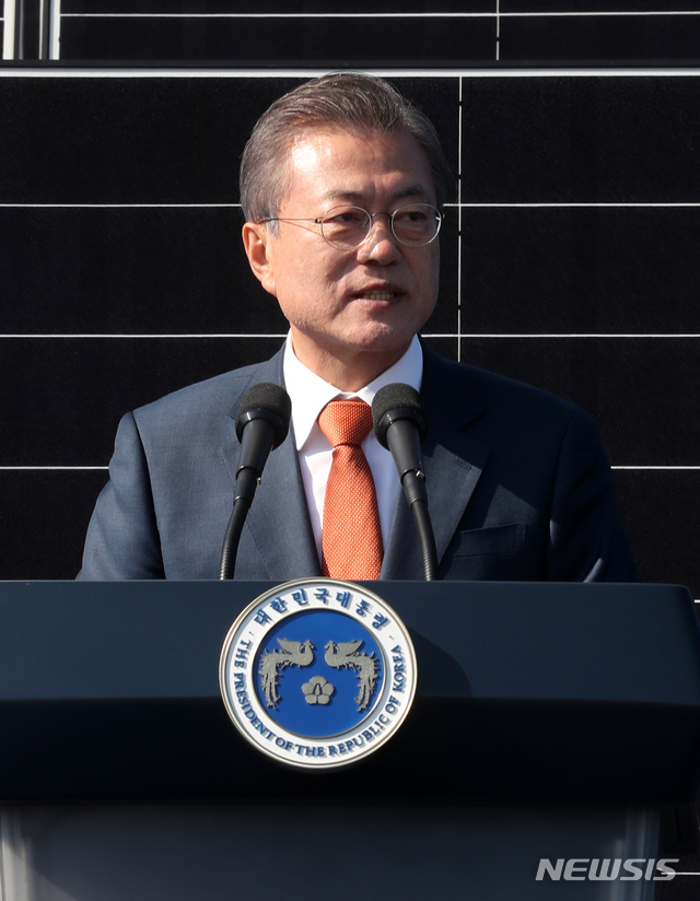 【군산=뉴시스】박진희 기자 = 문재인 대통령이 30일 전북 군산시 유수지 수상태양광부지에서 열린 '새만금 재생에너지 비전 선포식'에서 축사하고 있다. 2018.10.30. pak7130@newsis.com