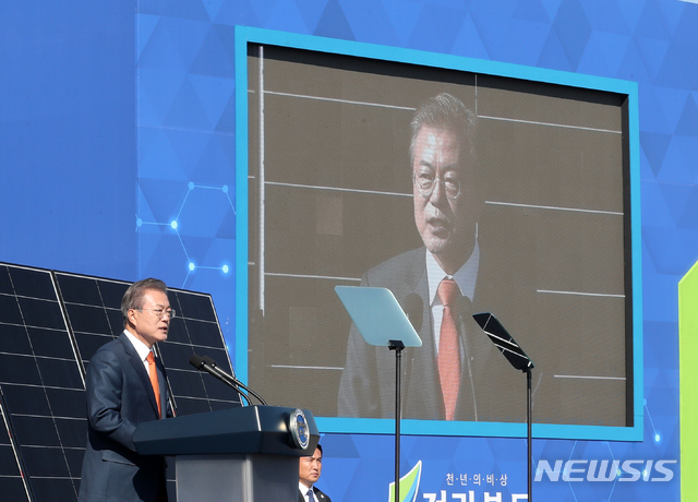 【군산=뉴시스】박진희 기자 = 문재인 대통령이 30일 전북 군산시 유수지 수상태양광부지에서 열린 '새만금 재생에너지 비전 선포식'에서 축사하고 있다. 2018.10.30.&nbsp; pak7130@newsis.com