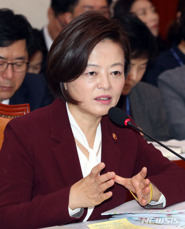 【서울=뉴시스】박영태 기자 = 30일 오전 서울 영등포구 여의도 국회에서 열린 국회 여성가족위원회의 여성가족부, 한국양성평등교육진흥원, 한국청소년활동진흥원, 한국청소년상담복지개발원, 한국건강가정진흥원, 한국여성인권진흥원에 대한 국정감사에서 진선미 여성가족부 장관이 의원 질의에 답변하고 있다. 2018.10.30.since1999@newsis.com