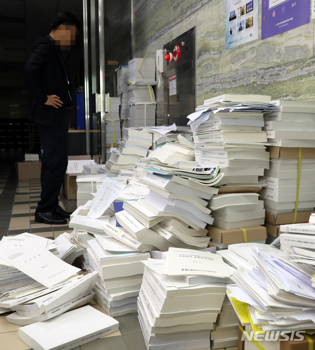 【서울=뉴시스】박영태 기자 = 지난 30일 오전 서울 영등포구 여의도 국회에서 한 관계자가 국정감사가 끝나고 복도에 쌓여 있는 국정감사 자료를 보고 있다.&nbsp; 2018.10.30. since1999@newsis.com